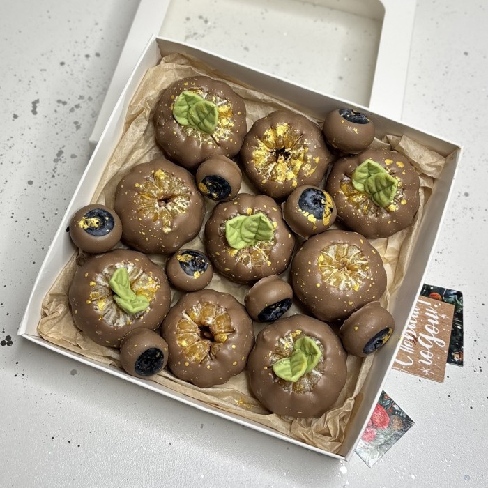 Мандарины и голубика в шоколаде 9 штук